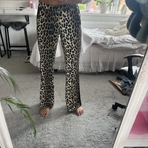 Leopardbyxa - Leopardbyxa/kostymbyxa i leopard mönster