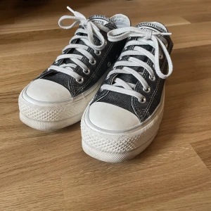 Glittriga Converse - Glittriga converse, låga med plattform