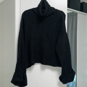Stickad tröja - GinaTricot - Stickad tröja från GinaTricot i svart färg och mycket bra skick. Den är i storlek XL. Perfekt nu inför vintern!