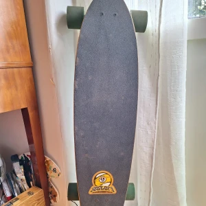 Longboard - Superbra longboard men har inte åkt på några år. 97 cm lång och 21 cm bred på bredaste stället. Ca 2000 kr för en helt ny men pga slitage säljer jag den för 600 kr. 
