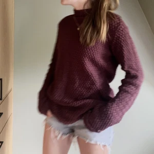 Stickadtröja✨ - En jättefin vinröd stickad tröja, prefekt nu till hösten i storlek S💕💕