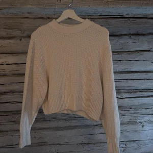 Stickad tröja  - Säljer denna vita stickade tröja 💗