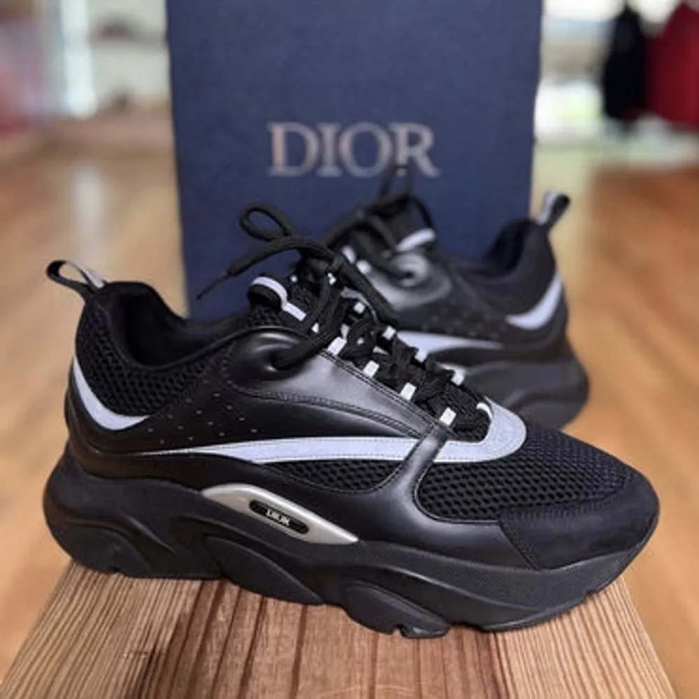 Helt oanvända Dior B22 Sneakers i svart storlek 43. Skor.