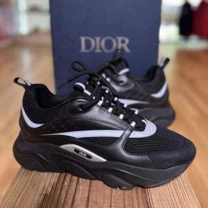 Helt oanvända Dior B22 Sneakers i svart storlek 43