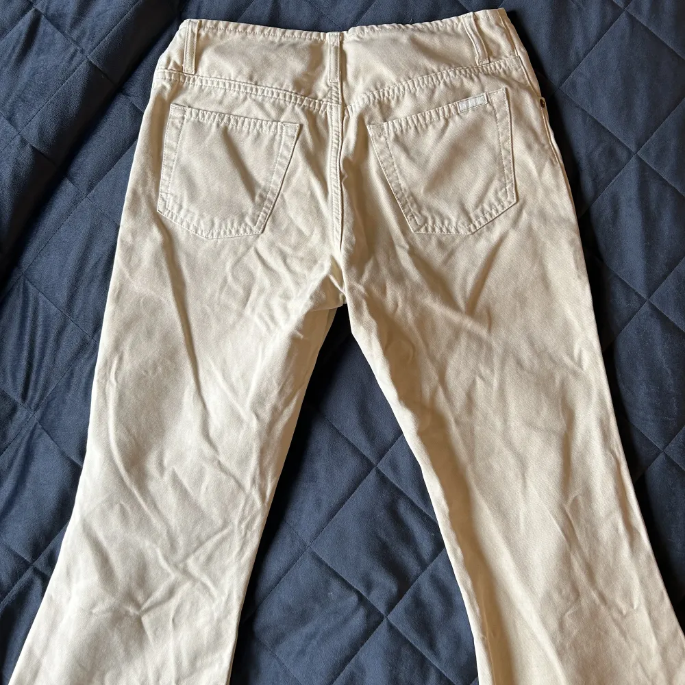 Lågmidjade beiga bootcut jeans från DoRose i storlek S. Fransiga vid byxändan. 🤗🤗. Jeans & Byxor.