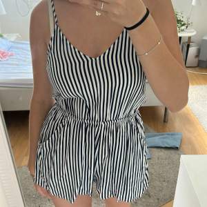 Väldigt fin playsuit från H&M i storlek 32. Justerbara band. Inga hål eller fläckar eftersom den inte är använd mycket! 