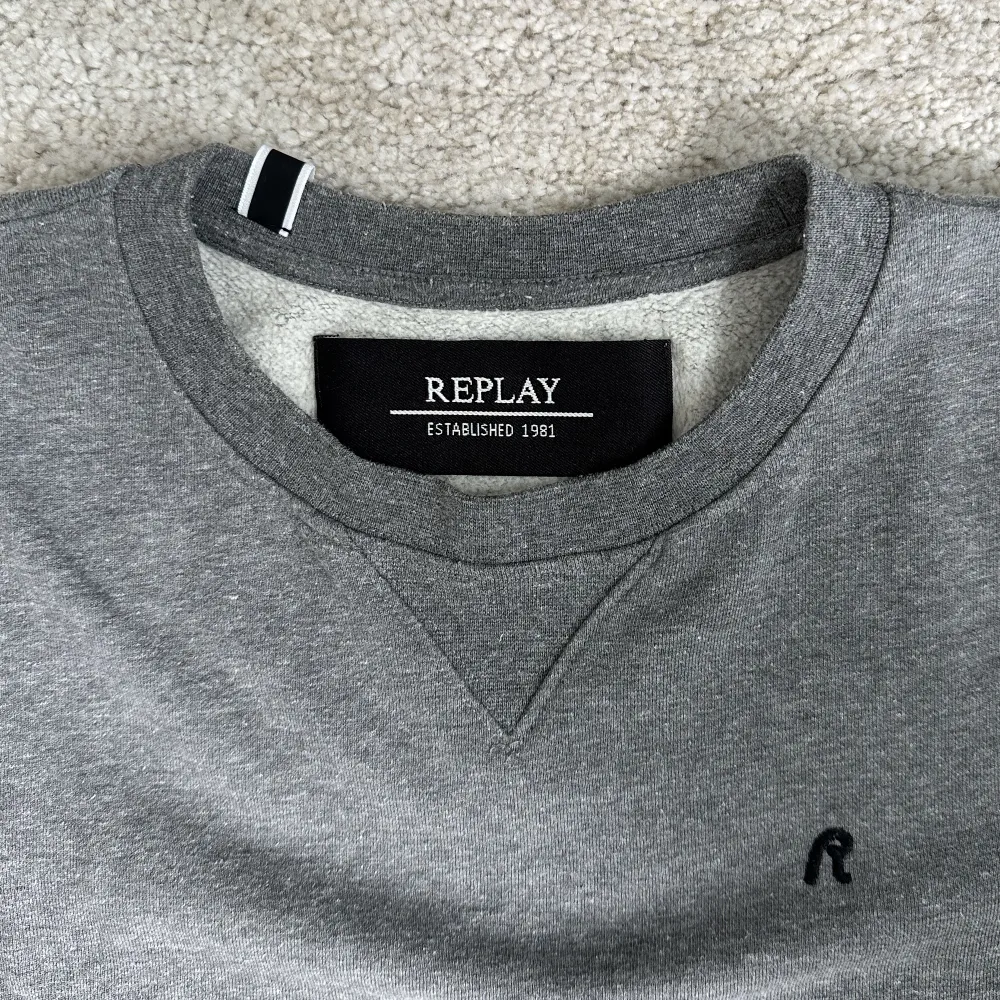 Säljer en tröja från Replay då den inte längre kommer till användning. Nypris 1500 kr, storlek M. . Tröjor & Koftor.