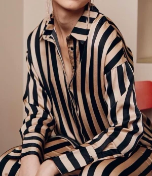 Skjorta/blus Rut and Circle stl M  - Sparsamt använd, som ny!  100% polyester, skönt material. Beige och svart. Siden.