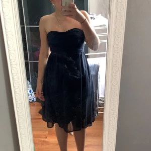 Klänning ifrån Vero Moda 💕💕💕 - Köpte denna klänning till en middag men den användes aldrig. Storlek 38 köptes ifrån sellpy för ca 70 kr. 