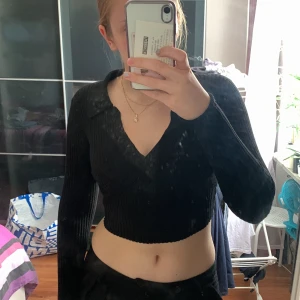 Top med krage från hm !! - Superfin  svart top med krage från hm, använts ett par gånger men ser typ  ny ut nypris 150. 