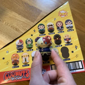 Coo’nuts Shoto Todoroki BNHA Minifigur  - En liten coo’nuts figur som står och balanserar - kan knuffas över men ställer sig upp igen! Endast uttagen ur förpackning - nyskick. Kan även bytas mot Dabi eller Shigaraki i samma set.