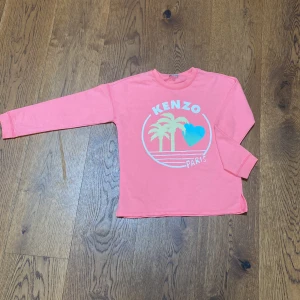 Kenzo sweatshirt/collage tröja - Säljer min kenzo collage tröja pågrund av att den inte passar längre. Sparsamt använd och är i nyskick 😀storlek 140❤️