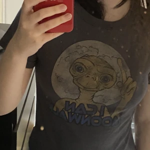 E.T t-shirt  - Fick den av nån men har aldrig använt den själv, det står L men den har krympt så skulle säga att det passar som S nu