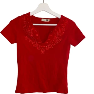 Rös T-shirt - en jätte fin nästan oanvänd röd t-shirt ifrån joy! Älskar denna men den är för liten! 