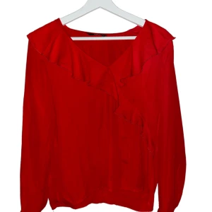 Röd blus  - en sååå fin blus ifrån only! Nästan helt oanvänd! Säljer då jag inte använder den!