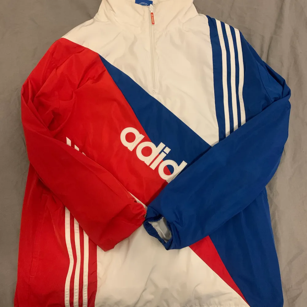 Addidas tröja L . Hoodies.