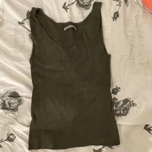militärgrön topp - en fin militärgrön topp från anna field i xs/s