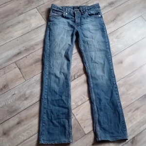 Lågmedjade byxor blåa  - Blåa lågmedjade byxor som går ner där nere. Jag älskar dom men dom är lite för små för mig. 