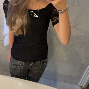 Svart mönstad topp - Svart topp med mönster från veromoda, 200kr, möts gärna upp💕