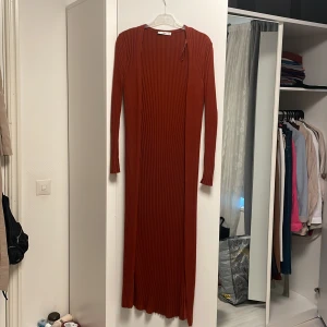 Långkofta - MANGO - En ny stickad ”lång kofta” från Mango i storlek S. Den är helt ny och oanvänd, men saknar etikett🥺