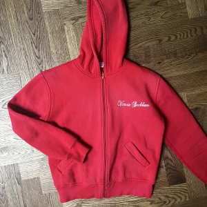 victoria beckham hoodie - (smutsig spegel) asfet victoria beckham hoodie med rhinestones. i fint skick, sitter som en xs