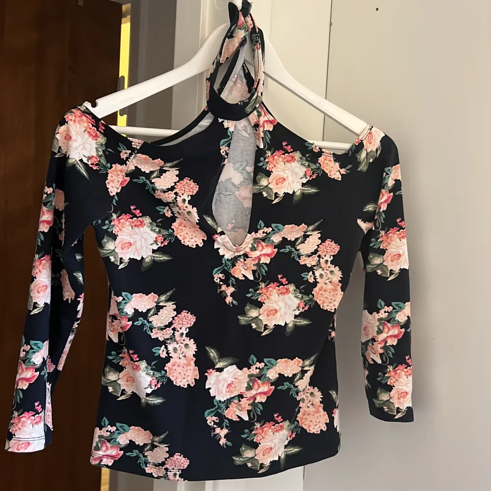Blommig långärmad topp med öppna axlar. Endast använd ett par gånger så i väldigt gott skick. Storlek M, men stretchig.. Yläosat.