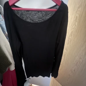 Tröja - Så fin tröja från tesenis/zalando som är precis som den populära intimissimi tröjan. Superskönt material och inte mycket använd men har et litet hål längst ner på armen💗