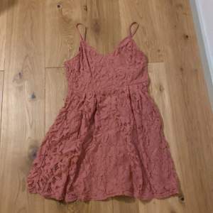 En snygg kort rosa klänning 