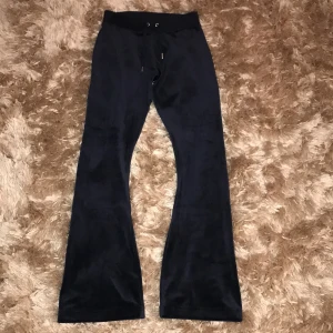 Juicy couture  - Säljer jätte fina blå juicy utan fickor bootcut modell, sthl s jätte fint skick ingen defekt och knappt använd💕nypris 1000