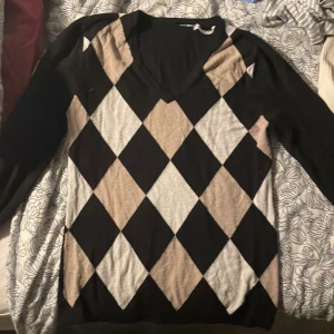 Fin tröja  - En jättefin långärmad tröja, men själv så har börjat tröttnar på den lite och ville rensa ut den. Den är ifrån flash och tyvärr har den två hål i bak som man ser på sista bilden, men de syns inte super mycket på skulle jag säga. Går nog att sy igen enkelt