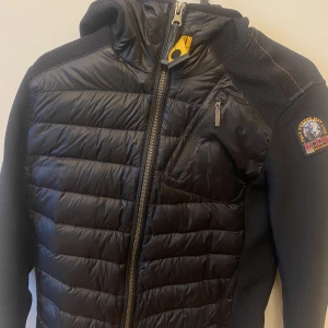 Parajumpers Cardigan  - Parajumpers jacka inköpt för ca 3000kr, äkta. Storlek Y-S villket motavarar xs