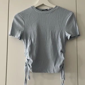 Blå tröja - Blå tröja från Nakd. Inte använd många gånger så väldigt bra skick 