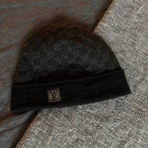 Louis Vuitton beanie  - Säljer en svart Louis Vuitton beanie  Kvitto finns  Skriv vid intresse eller funderingar