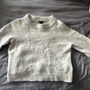 Stickad tröja  - Säljer denna fina stickade tröja i mohair material väldigt liten i storlek så passar mer en xs