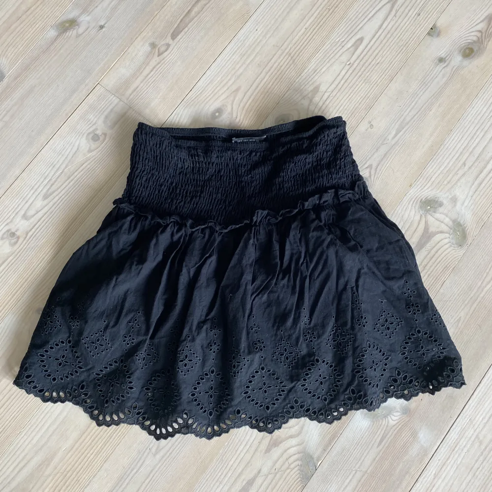 fin kjol som man kan ha som topp oxå, från zara köpt förra året sparsamt använd🙌 Kolla min profil har lagt upp massa nytt!!. Kjolar.
