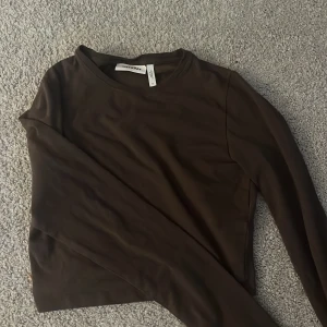 Tröja  - Jätte fin brun långärmad crop top ifrån weekday, 