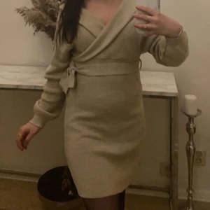Stickad Klänning  - Säljer denna stickade beige klänningen i storlek 34 från Asos. Använt Max 3 gånger. 