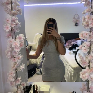 Grå klänning - Skriv för info och bilder. 💖