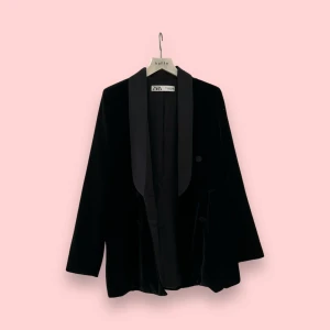 Svart Sammetskavaj oversized - Svart sammetskavaj från Zara. Knappt använd. Storlek S men oversized i modellen. Går att köpa ihop med tillhörande sammetsbyxor från samma kollektion, se nästa annons. 🫶
