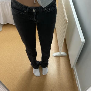Svarta jeans - Jättefina svarta jeans som är midrise/lågmidjade som jag inte använder. Storlek xs. Säljer för 200kr + frakt💕💕