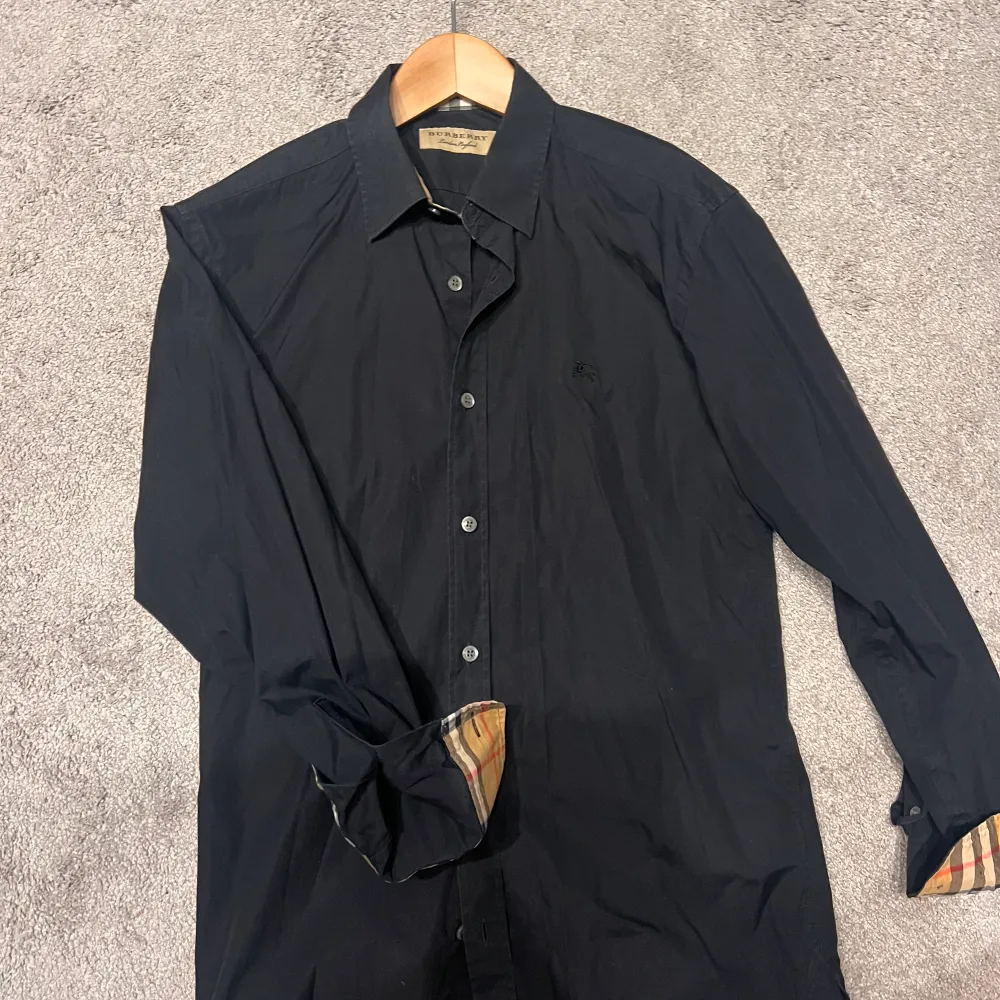 Burberry skjort svart. Storlek S, köpr för 3200kr. Skjortor.