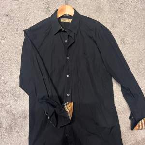 Burberry skjort svart. Storlek S, köpr för 3200kr