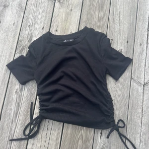 Tröja ifrån Zara - Topp ifrån zara med knyt i sidorna. Fint skick 🖤