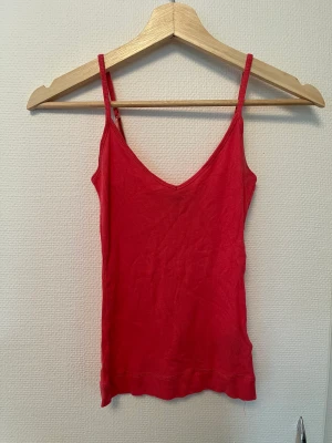 Y2K linne från H&M - Y2K linne från H&M i storlek XS! Spagettistraps som är justerbara! Såååå nice🪩