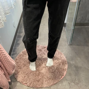 svarta jeans - jag säljer dehär jeansen i storlek 34 (xs/s) då jag aldrig använder de. jag vet inte varifrån de är därav priset, kan säljas billigare vid snabb affär 💞