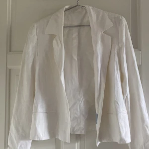 Kavaj - Passar dig som är mellan strl 36-40 även mindre om du vill ha den oversize. Från märket Ebba Jensen❤️‍🔥