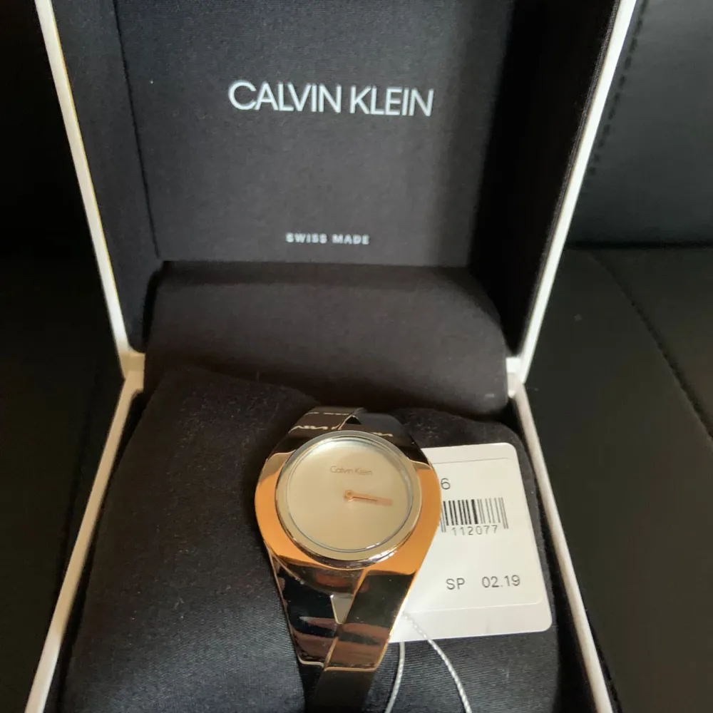 Calvin Klein klocka köpt för 1918 säljs för 1300 använd 0 gånger och finns att hämta i Stockholm/Bålsta . Accessoarer.