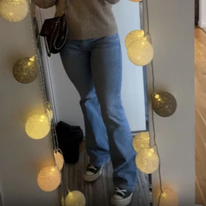 Weekday Low waist bootcutjeans  - Säljer dessa lågmidjade jeans då de tyvärr är lite för små. Endast använda en gång men inköpta förra hösten. Längden är bra på mig som är 162 cm men funkar även på kortare eller längre personer. 