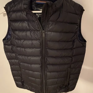 Svart väst  - Säljer nu min svarta väst från snoot. Köpt för ca 2200kr, säljer för endast 600kr. Västen är i nyskick 9,5/10! Hör av dig vid frågor och funderingar