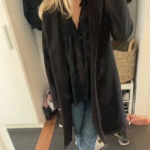 Kappa  - Säljer min sjukt snygga långa kappa från zara, säljer eftersom jag har en annan!❤️ perfekt nu till hösten och till vintern!!!❣️ kontakta vid intresse eller frågor!